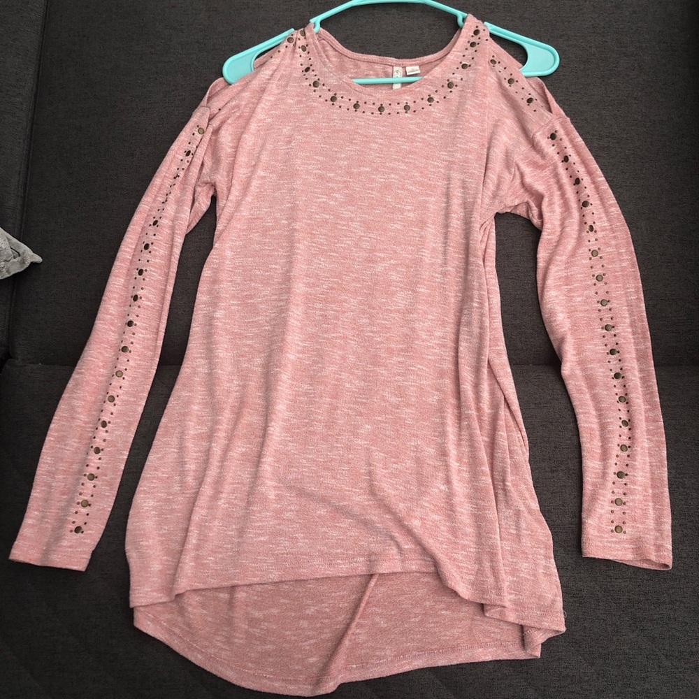 EST.1946 women’s small, top w/ cut out shoulders